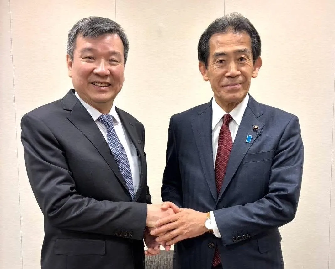 我駐日代表李逸洋(左)今年3月曾拜會日本前外務副大臣逢澤一郎眾議員。(圖/李逸洋臉書)