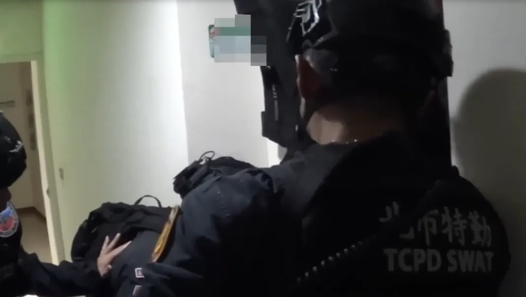 警方攻堅逮捕嫌犯。（圖／翻攝畫面）