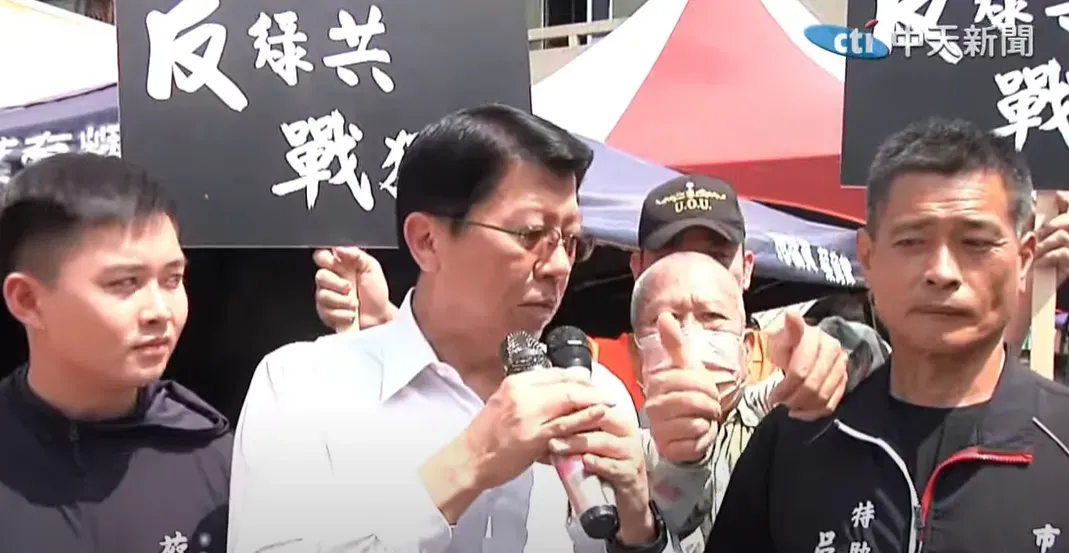 謝龍介在菜市場宣傳罷綠,突遇民眾擠過來比讚。(圖/中天新聞)