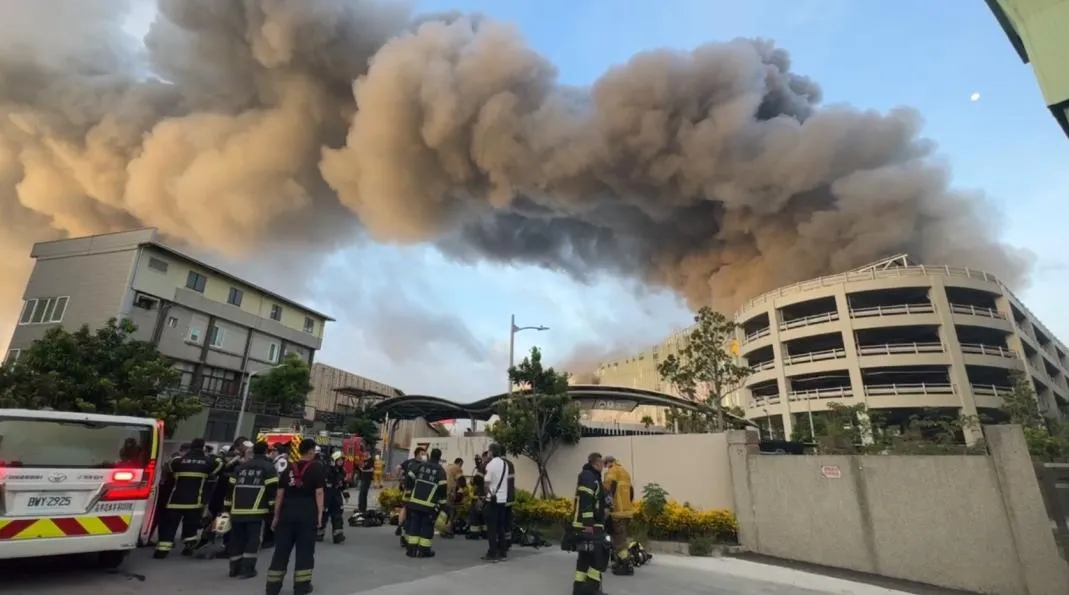 三元能源科技公司失火造成12名員工及3名消防人員受傷,稍早業者發道歉文。(圖/中天新聞)