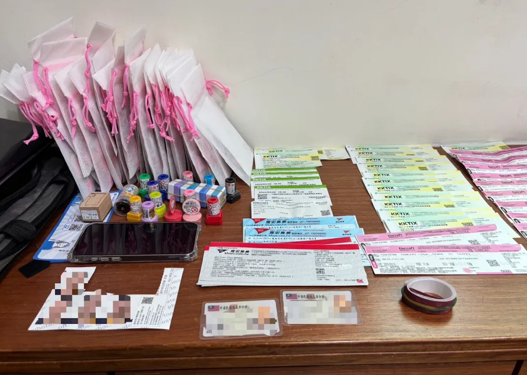 警方查扣演唱會兌票序號1500組、實體演唱會門票44張、藝人太妍演唱會粉絲福利品、偽造身分證工具及現金等贓證物。（圖／中天新聞）