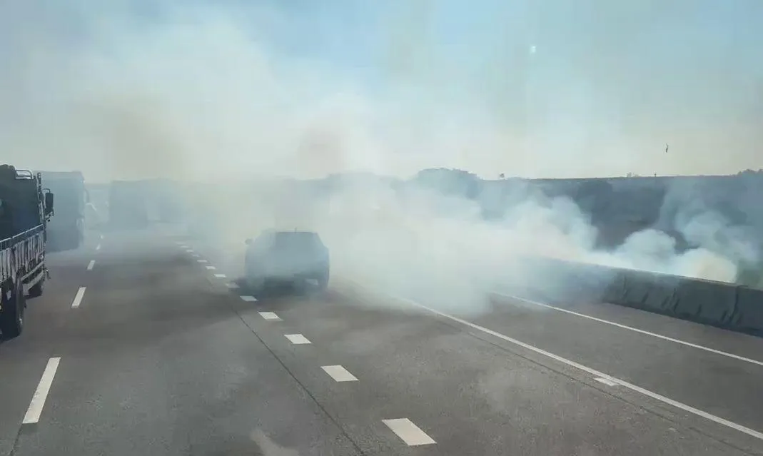 近距離火災現場。（圖／台南道路救援張家班群友提供）