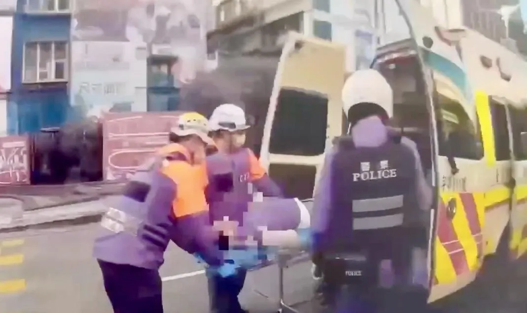 男子遭強制送醫治療。（圖／翻攝畫面）