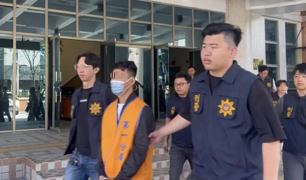警方逮捕主嫌等15人到案。(圖/翻攝畫面)