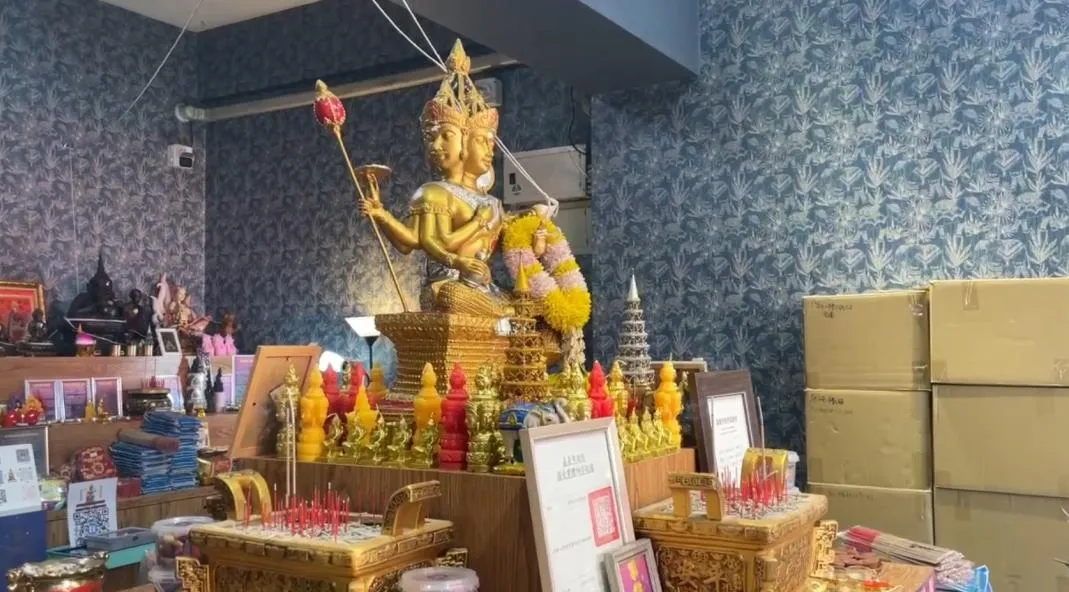 警方調查發現，該男子過去曾有偷取佛具店打火機的紀錄，目前正在釐清是否因不滿被抓而報復店家。（圖／翻攝畫面）