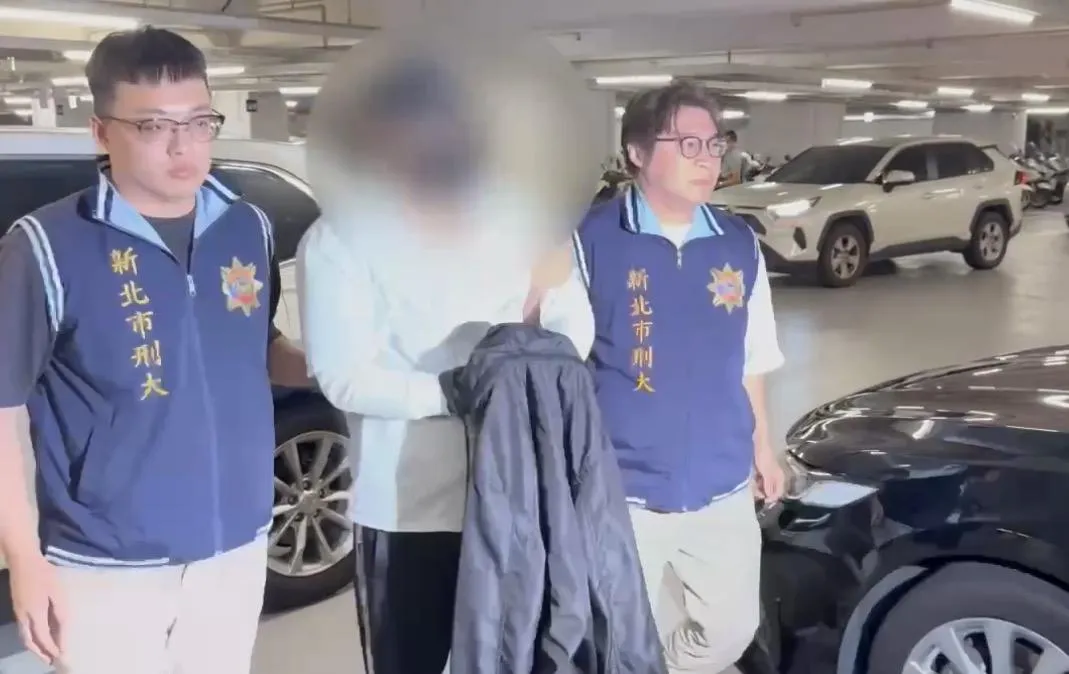 陳威達被押往新店分局。(圖/翻攝畫面)