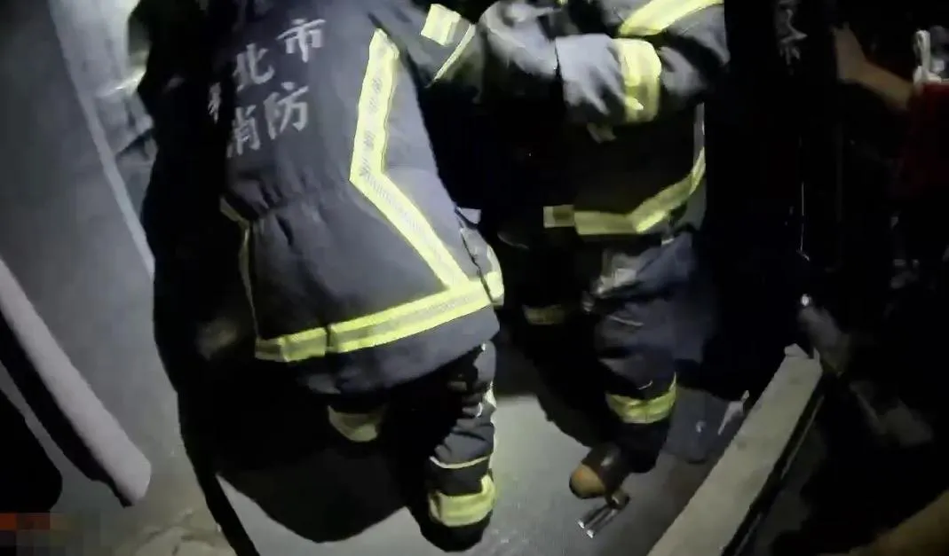 警消協助警方破門逮捕家暴男。(圖/翻攝畫面)