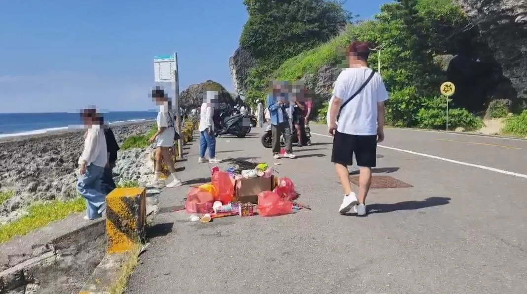 雙十連假首日，屏東縣離島小琉球湧入近1.4萬名遊客，大批人潮帶動觀光商機的同時，卻也帶來嚴重的環境亂象。（圖／翻攝畫面）