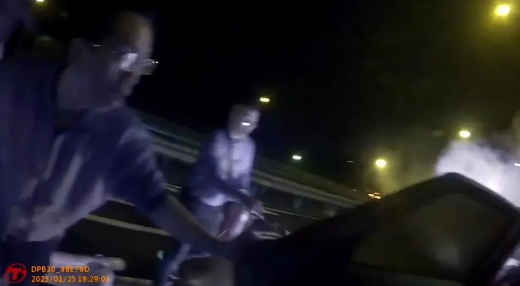 7名員警不畏火勢，於第一時間英勇救護現場受困人員。（圖／翻攝畫面）