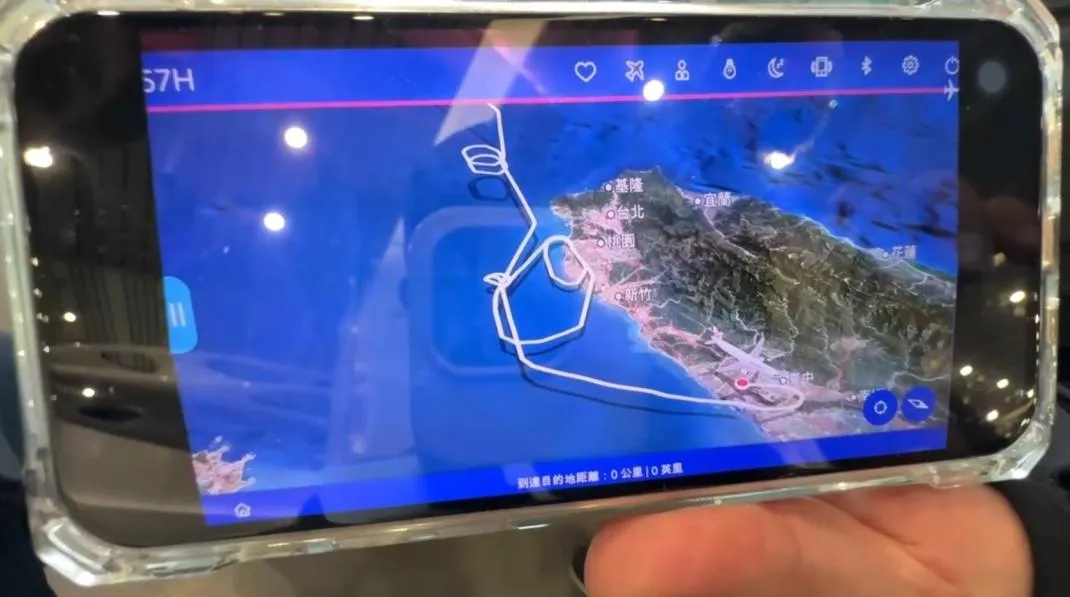 桃園國際機場13日上午11時起出現強側風現象，截至中午12:50為止，導致9架航班需轉降或返航，機場觀景台及部分空橋設施暫停使用。（圖／中天新聞）