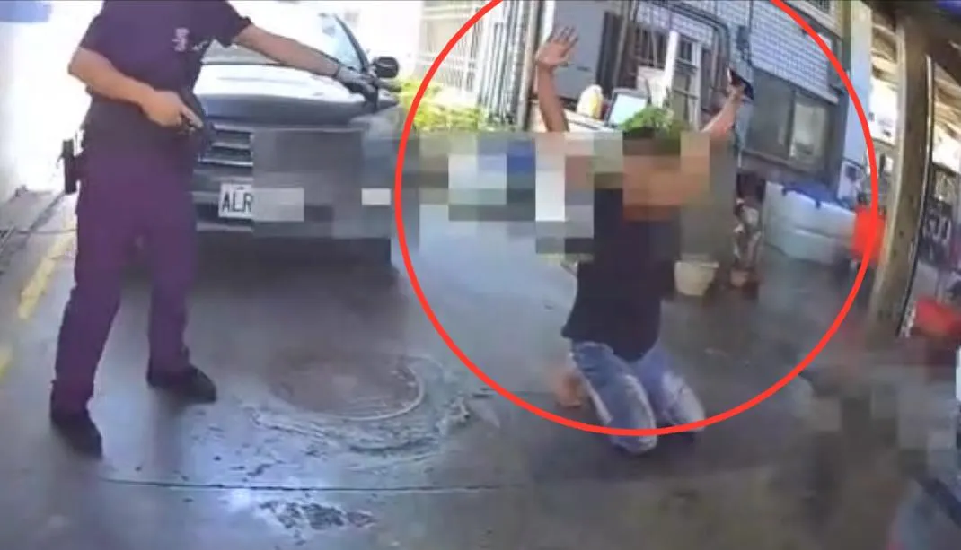警方追捕嫌犯拔槍逮人。（圖／翻攝畫面）