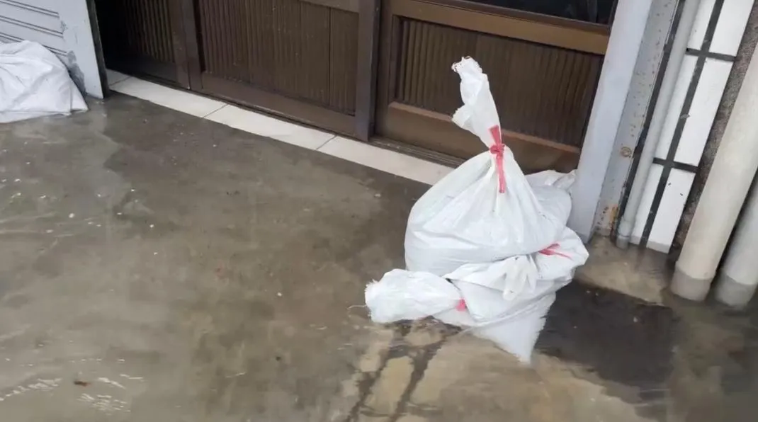 台東市豐榮路69巷因豪大雨侵襲，加上地勢低窪，再度發生淹水情況。（圖／翻攝畫面）