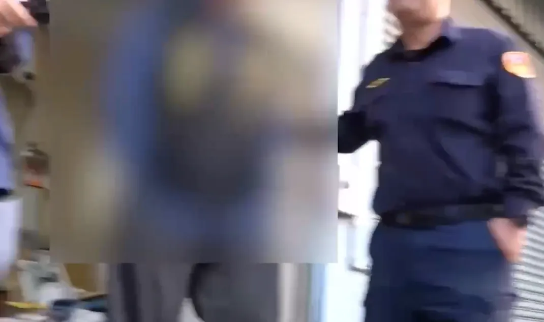 劉姓嫌疑人遭警方帶回。（圖／警方提供，下同）
