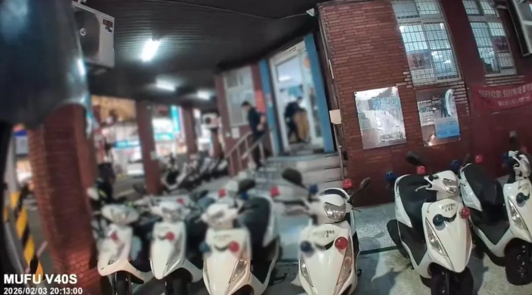 一名警員趕緊將陳男壓制在地，才結束這起驚魂記。（圖／翻攝自台南大小事）