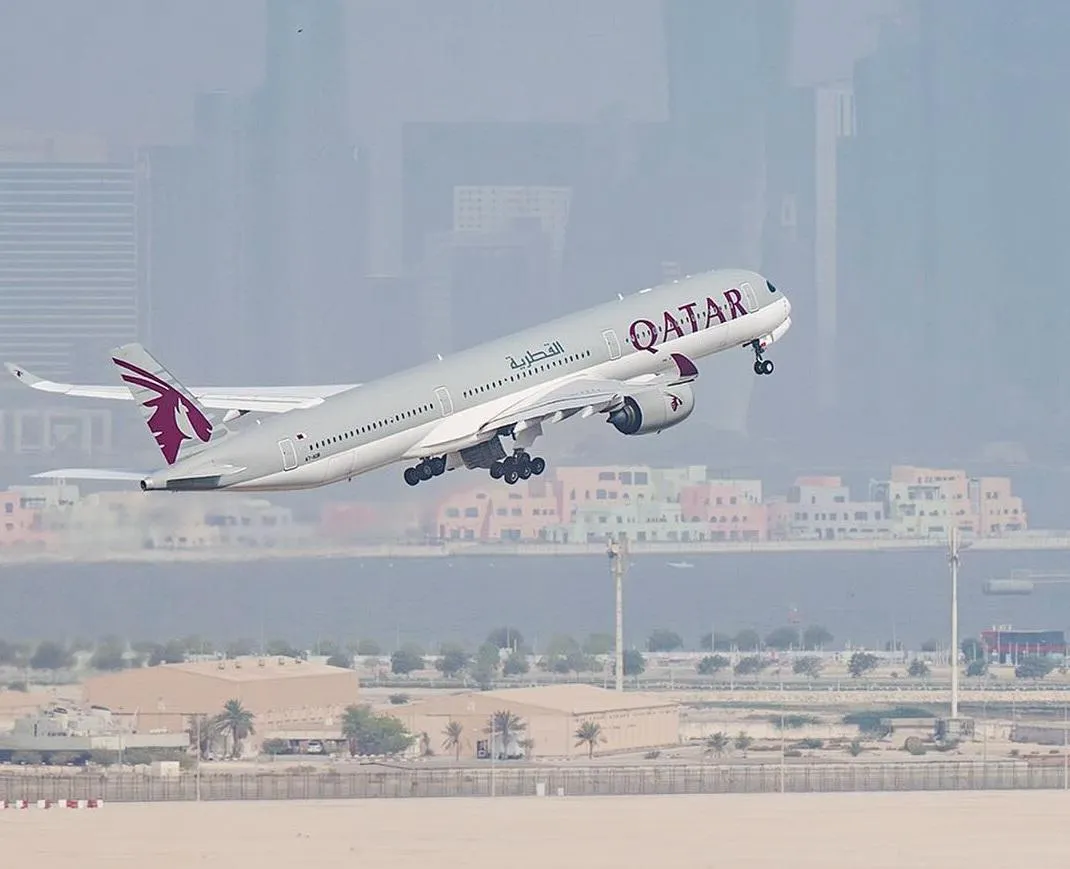 卡達民航局宣布馬哈德國際機場逐步開放外國航空公司航班營運。圖為卡達航空的飛機。（示意圖／翻攝自Facebook@Qatar Airways）