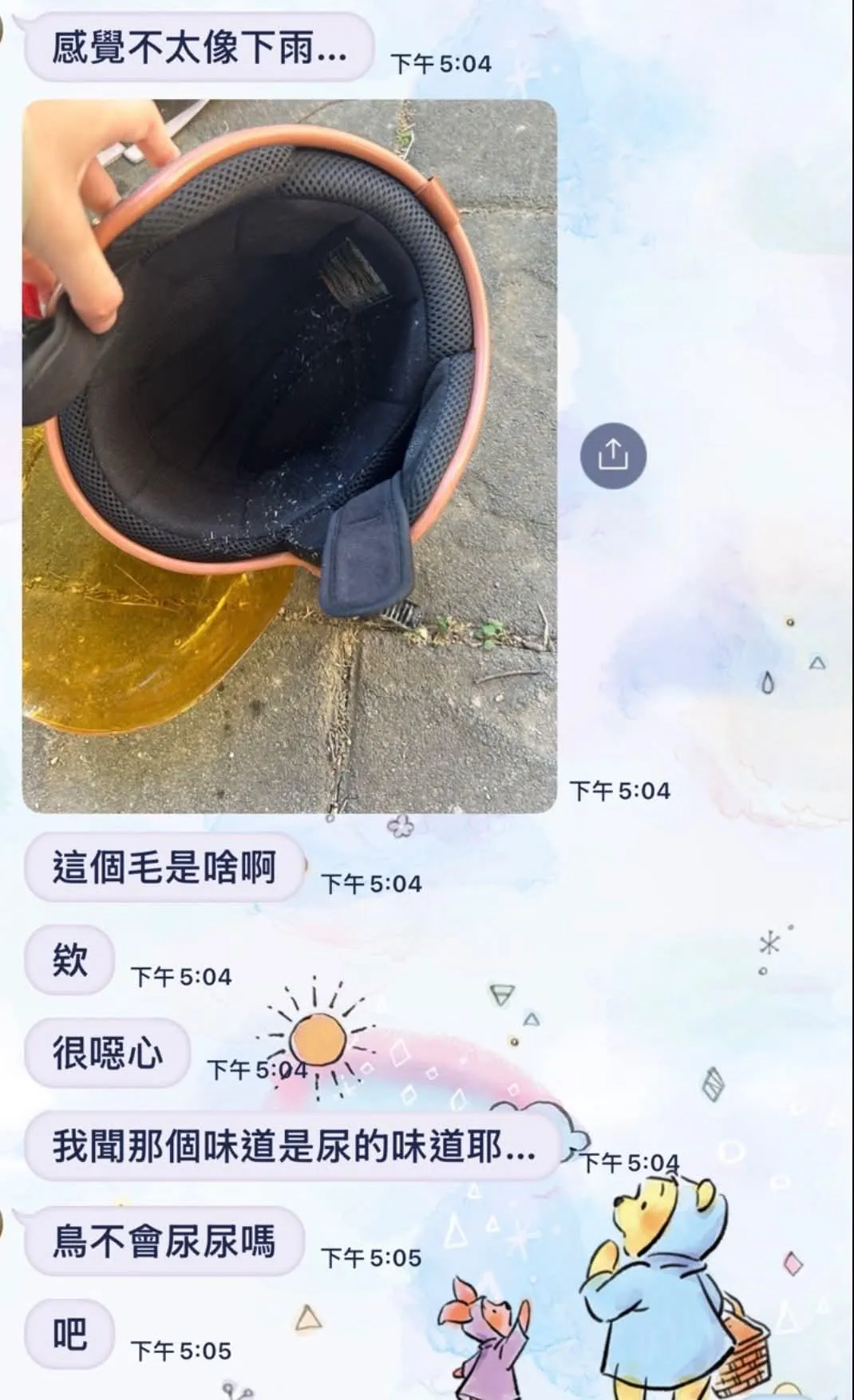 多輛停在高鐵新竹站停車的機車，安全帽慘遭灌尿。（圖／翻攝karma._.oook的Threads）