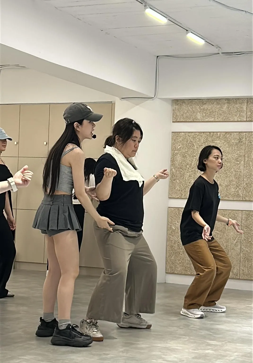 零基礎舞蹈學院創辦人林依，逐一調整參加學員的舞蹈相關動作。（圖／馬光中醫提供）