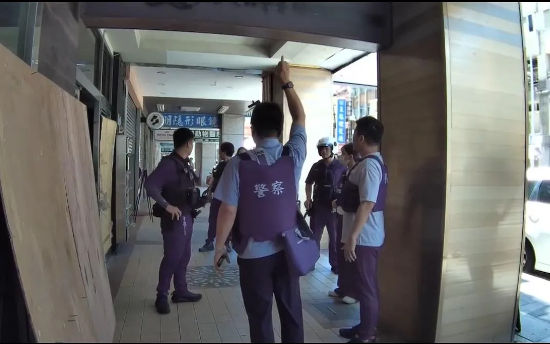 警方荷槍實彈全副武裝到場攻堅。（圖／翻攝畫面）