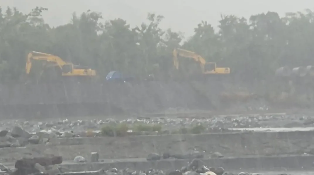 受颱風樺加沙影響，馬太鞍溪堰塞湖水位暴漲，農業部今早發布紅色警戒，花蓮縣政府緊急疏散光復、萬榮、鳳林等地約7000名居民。（圖／翻攝畫面）