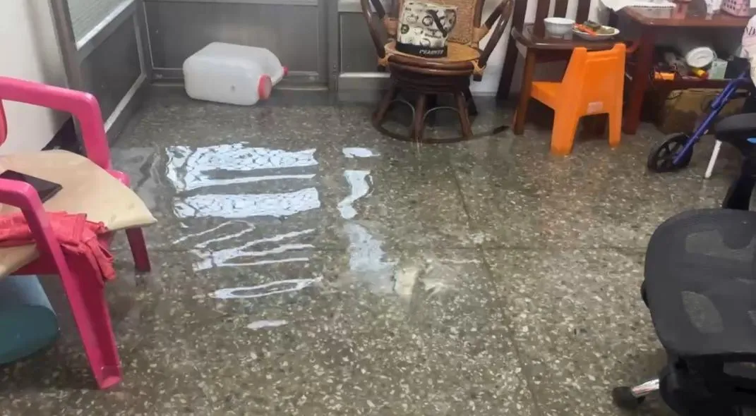 台東市豐榮路69巷因豪大雨侵襲，加上地勢低窪，再度發生淹水情況。（圖／翻攝畫面）