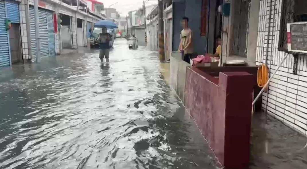 台東市豐榮路69巷因豪大雨侵襲，加上地勢低窪，再度發生淹水情況。（圖／翻攝畫面）