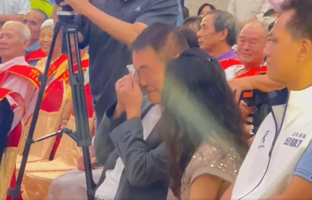 鍾東錦聽到女兒送上的父親節祝福激動拭淚(攝自鍾東錦臉書)