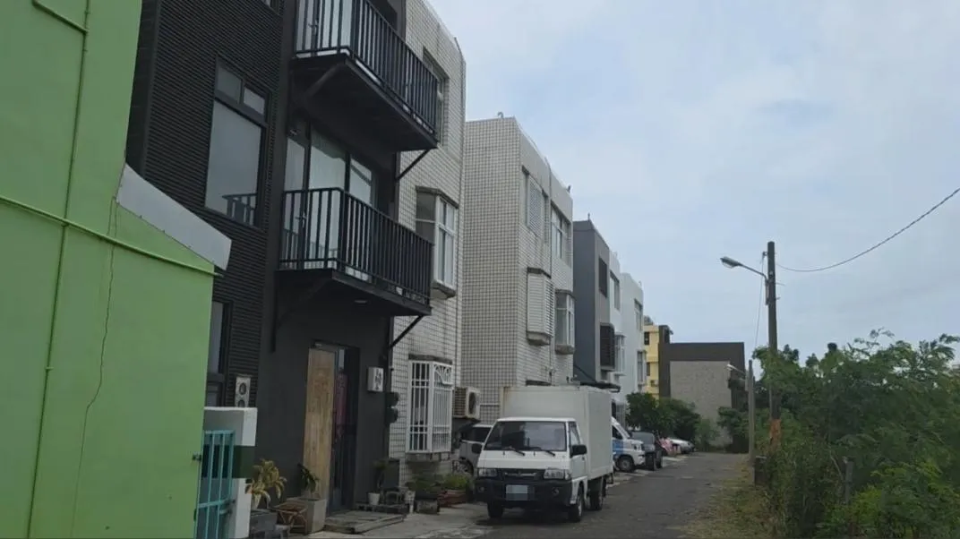 墾丁蔡姓民宿老闆租下「來南島民宿」及「日光好宅」兩處民宿經營，不僅詐騙遊客訂金，還積欠房東租金後失聯，受害金額已超過百萬元。（圖／翻攝畫面）