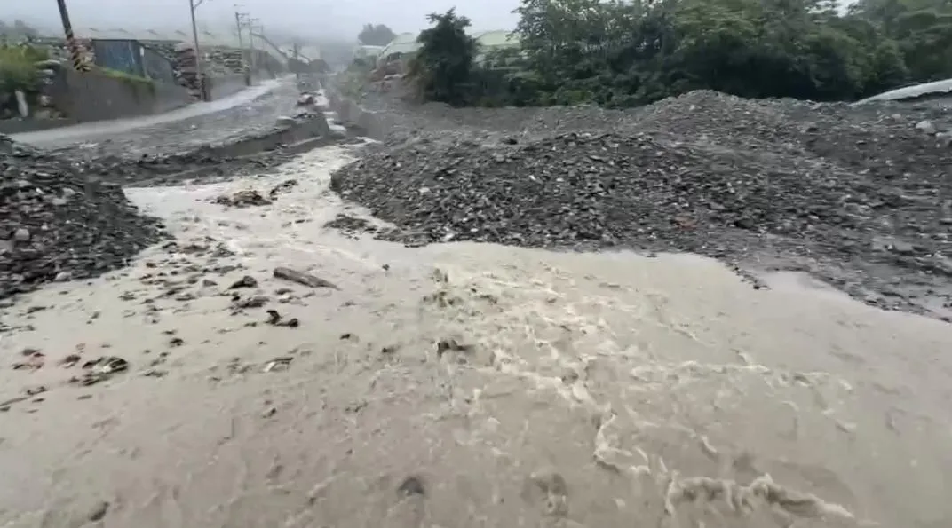 信義鄉東埔投95線4.3土石流,經過疏通目前已可通行,機具也在一旁待命。(圖/翻攝畫面)