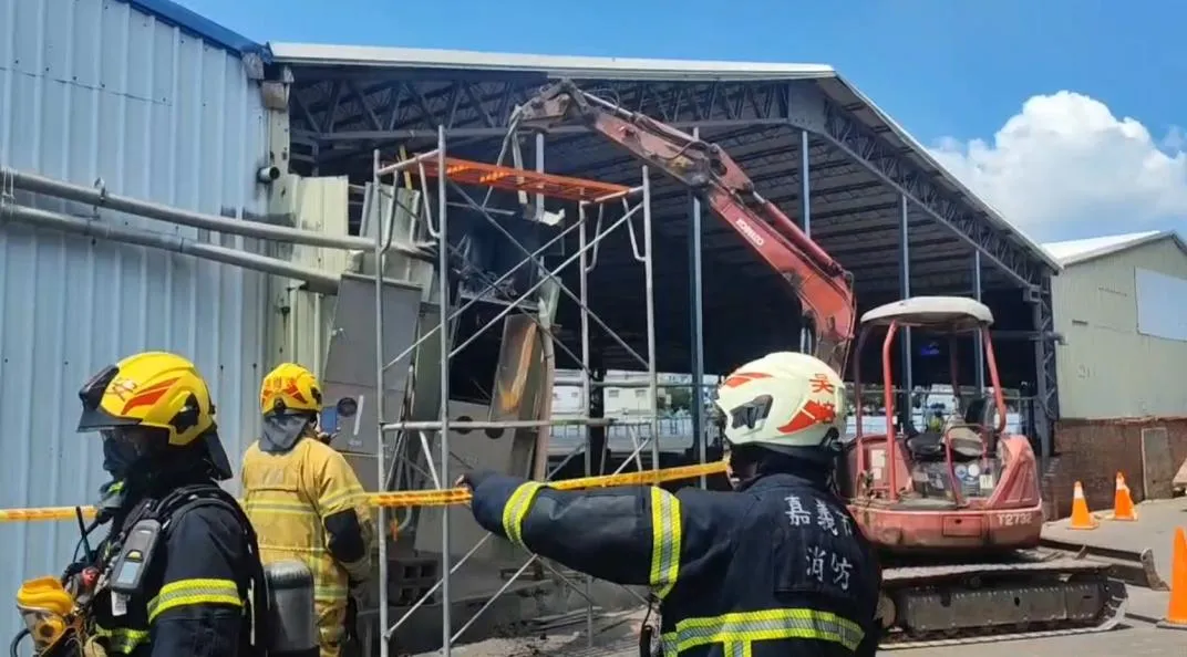 嘉義市博愛路二段一處工廠今（30）日上午發生火警意外，起火點位於工廠外圍電箱，疑似施工怪手不慎碰觸所致。（圖／翻攝畫面）