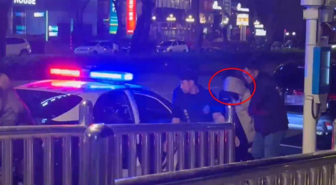 稍早警方在案發的停車場現場，逮到一名正準備將車輛牽離的男子，並查扣刀一把、鐵棍一支及辣椒水兩罐。（圖／翻攝畫面）