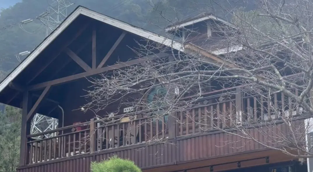 台中市和平區的谷關伊豆日式露天溫泉會館因未取得合法使用執照，於2023年停業整修後，在去年10月悄然恢復營業，卻因未獲得合法旅館業登記證而遭到台中市觀光旅遊局的查處。（圖／翻攝畫面）