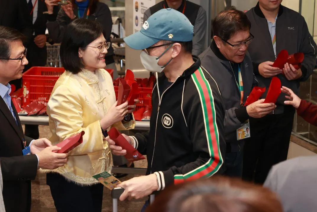 觀光署黃荷婷副署長於機場關懷返台旅客並致贈平安酥。（圖／交通部）