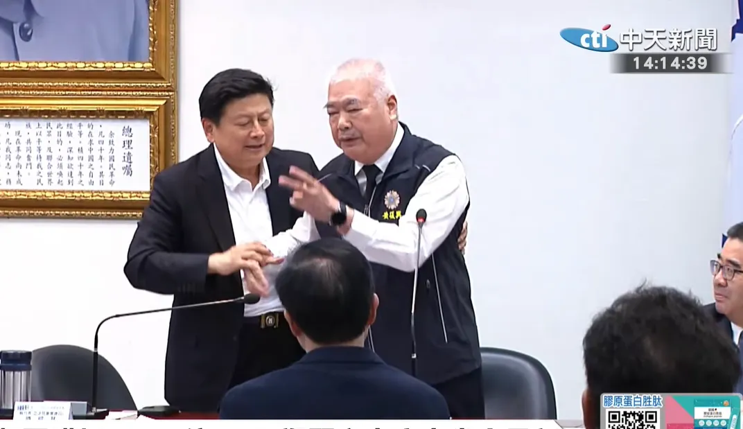傅崐萁29日在黨中常會中急忙起身制止季麟連大爆走。（圖／中天新聞）
