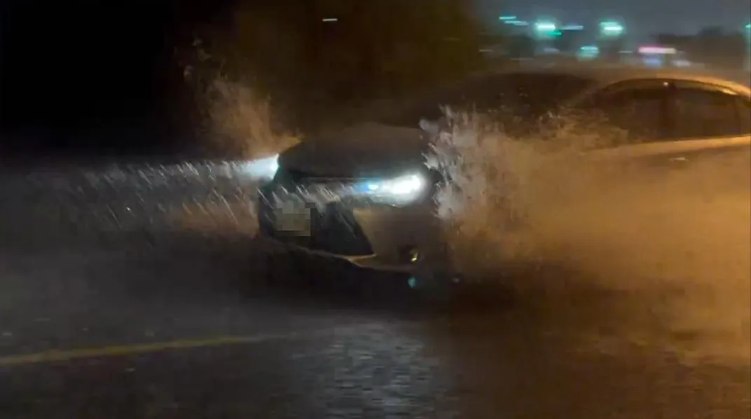 行經該路段的車輛紛紛放慢車速、冒雨疾馳,車輪滾動激起高達數公尺的巨大水花與白霧。(圖/翻攝畫面)