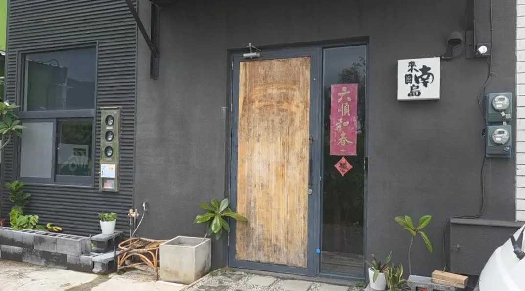墾丁蔡姓民宿老闆租下「來南島民宿」及「日光好宅」兩處民宿經營，不僅詐騙遊客訂金，還積欠房東租金後失聯，受害金額已超過百萬元。（圖／翻攝畫面）