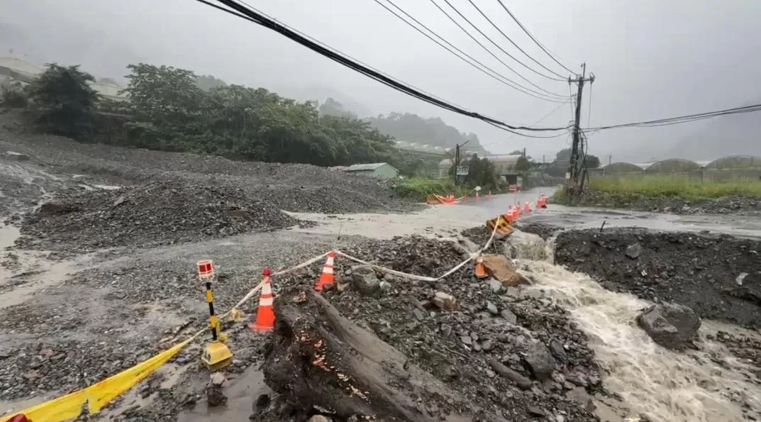 信義鄉東埔投95線4.3土石流,經過疏通目前已可通行,機具也在一旁待命。(圖/翻攝畫面)