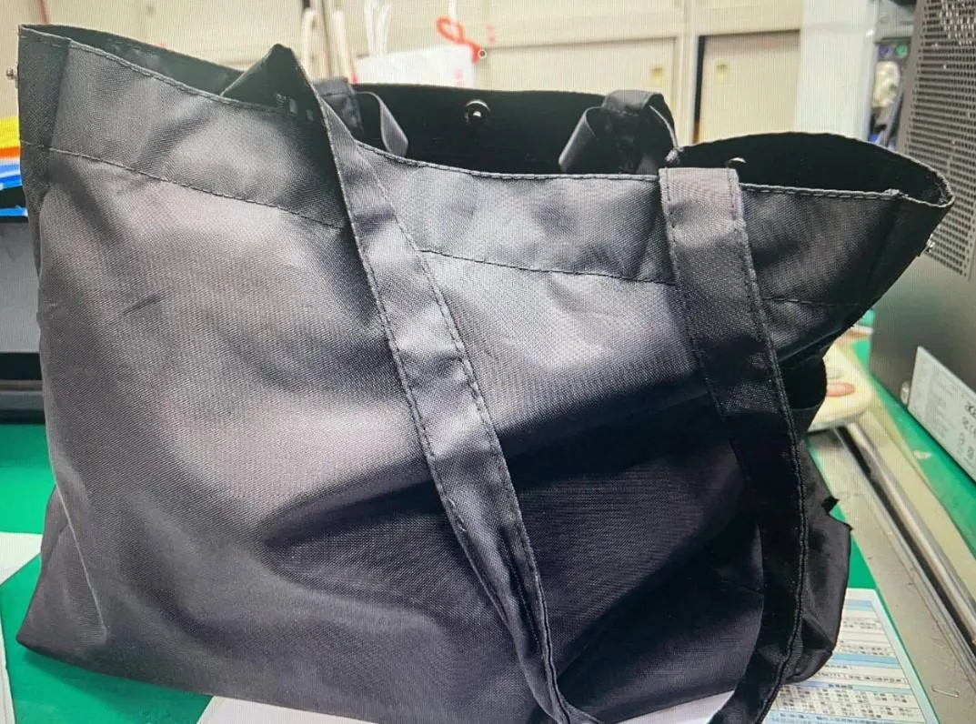 被害女子的男友發現一名可疑男子提著黑色提袋，不時將袋子低垂接近女友裙底。（圖／警方提供）