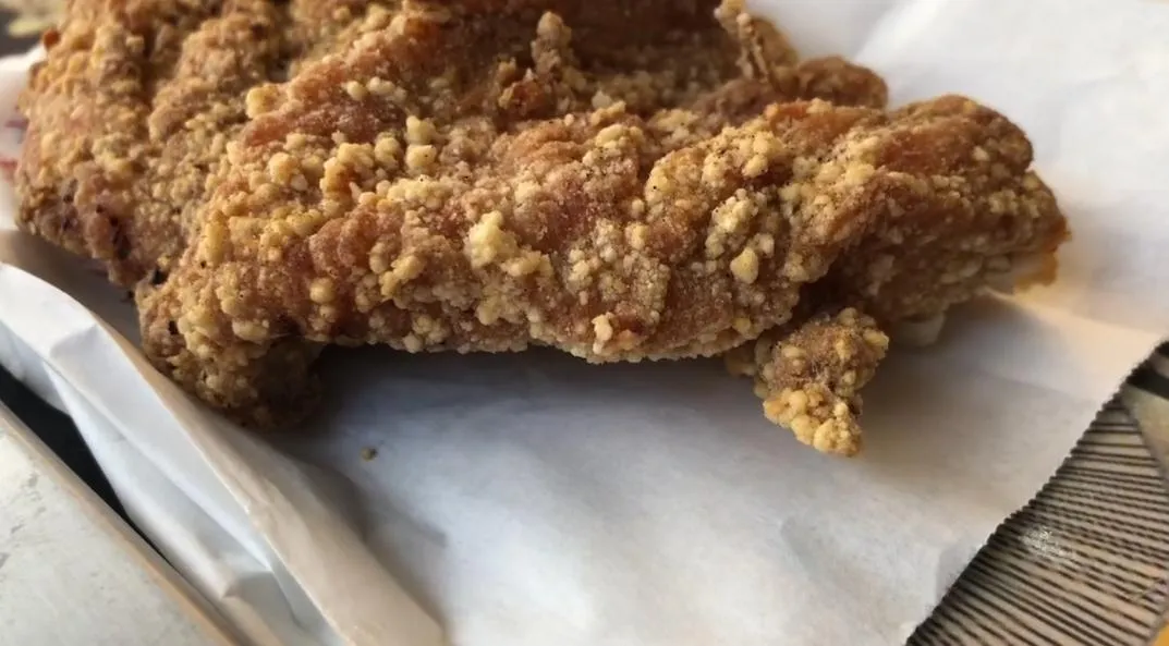 該間雞排湯汁飽滿肉質鮮嫩，吸引不少老饕光顧。（圖／中天新聞）