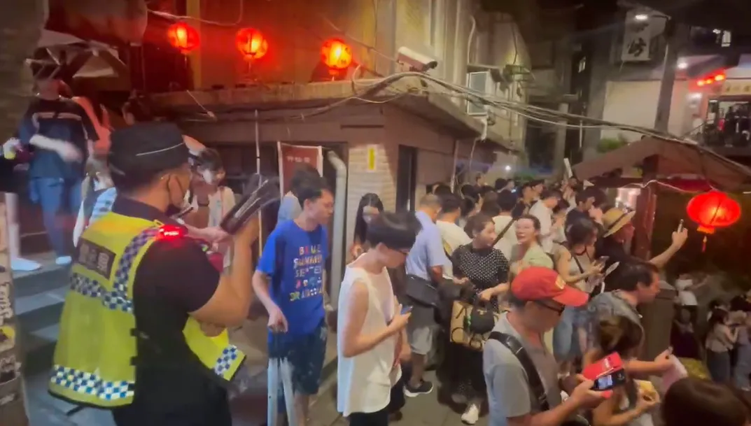 員警拿大聲公提醒遊客注意扒手。（圖／警方提供）