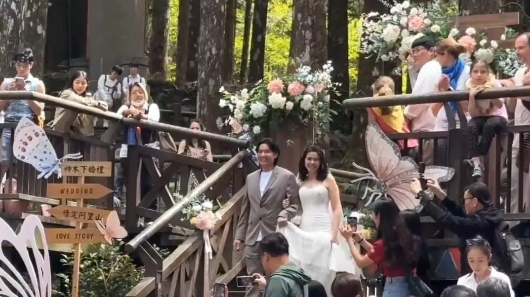 15對新人在阿里山高山上舉辦婚禮許終身。（圖／中天新聞）