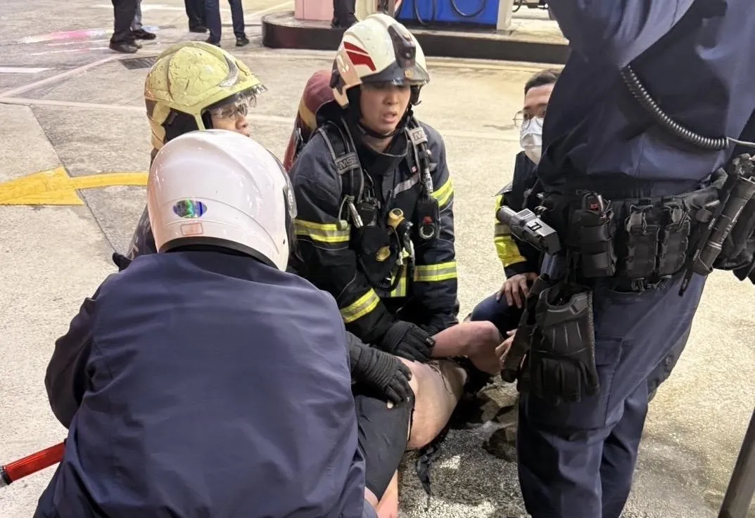 男子在加油站淋油自焚遭警方壓制。(圖/翻攝畫面)