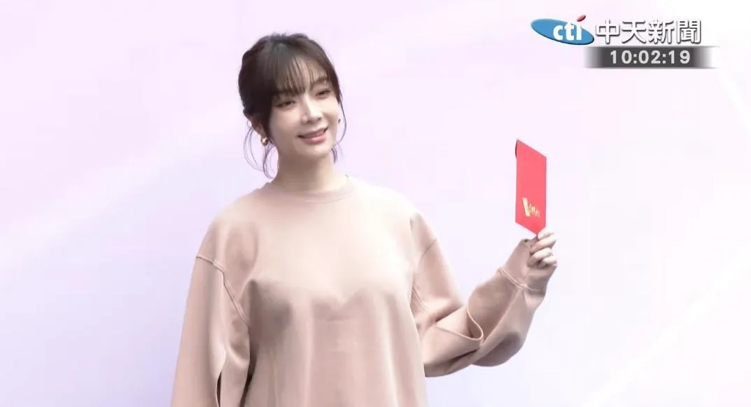 女星蔡淑臻25日出席伊林娛樂開工團拜儀式。(圖/中天新聞)