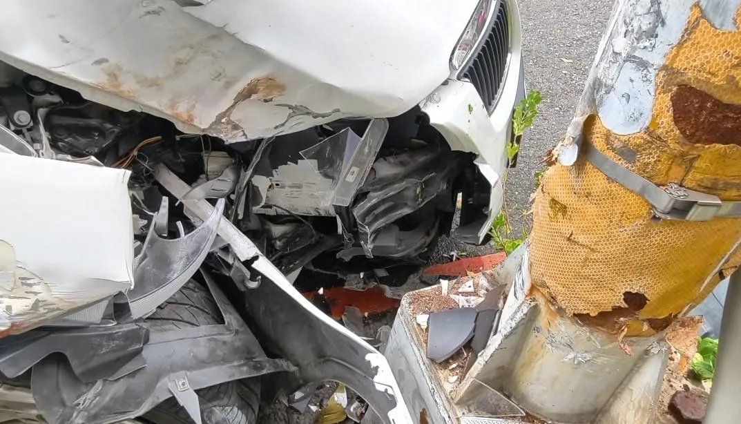 造成車頭及車身毀損。（圖／翻攝畫面）