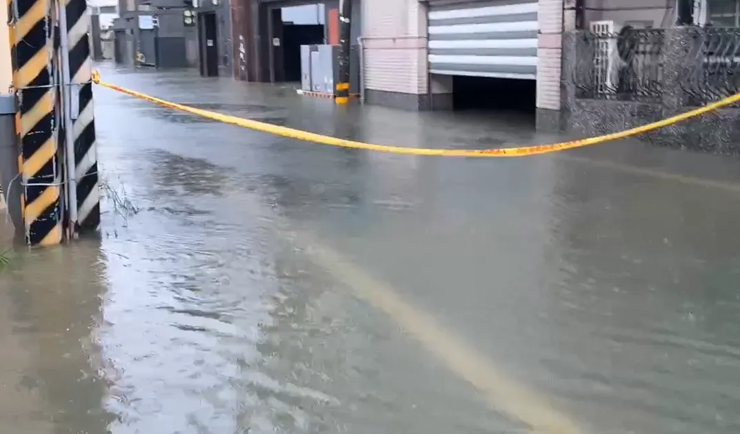 西南氣流強勢發威，持續為中南部地區帶來致災性豪雨，各地紛紛傳出淹水與土石流災情，如今不幸再添一宗死亡個案。（資料示意照，翻攝畫面）