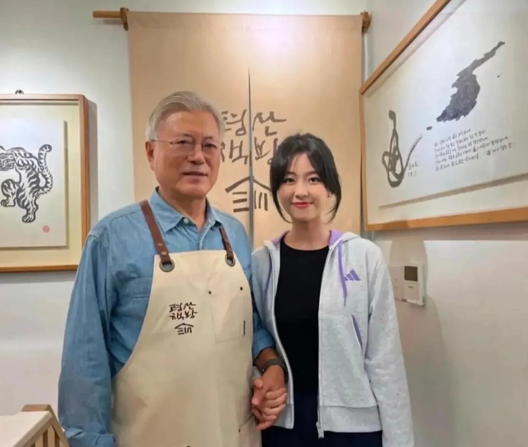 蓋女曾與與南韓前總統文在寅合照。（圖／翻攝微博）