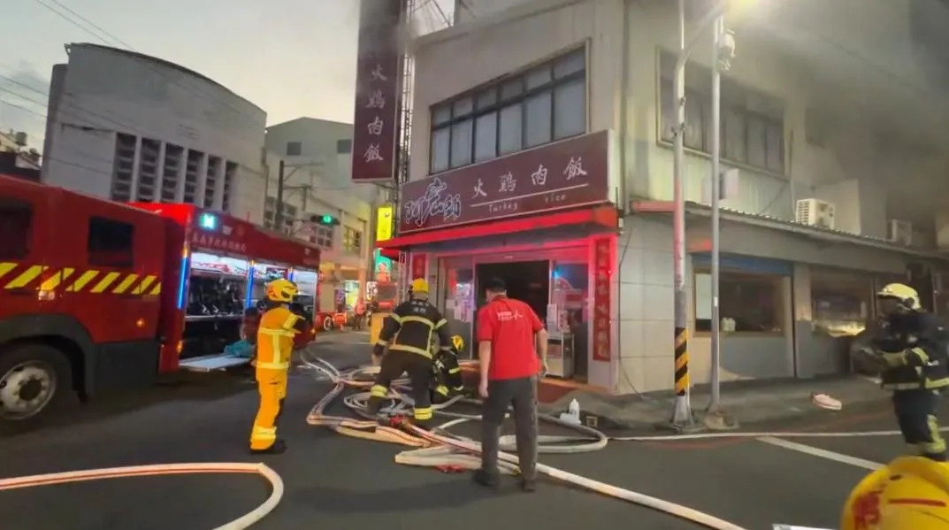 嘉義市光華路阿宏師火雞肉飯發生火警。(圖/翻攝畫面)