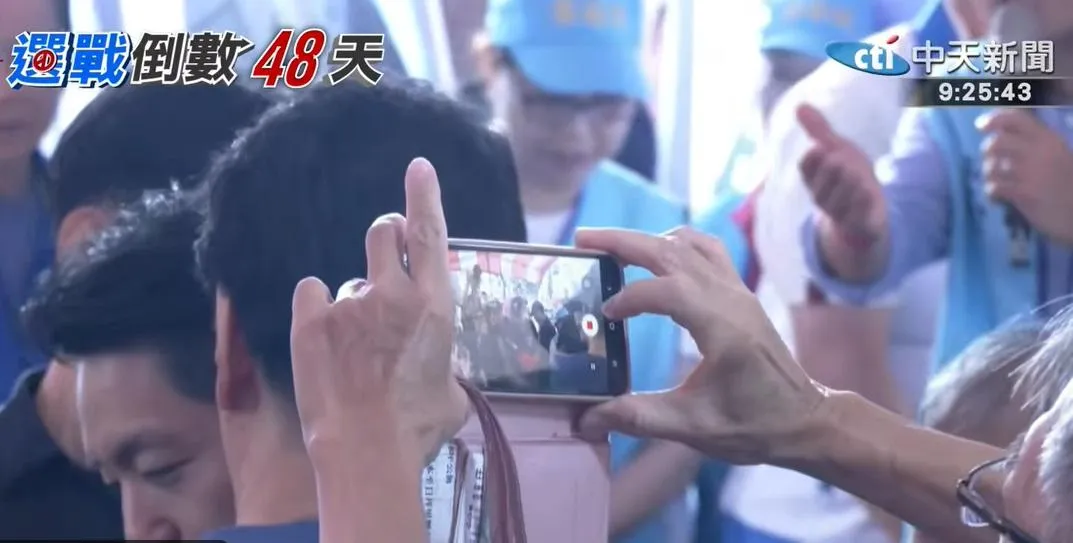 台北市長蔣萬安和資深媒體人趙少康咬耳朵。(圖/中天新聞)