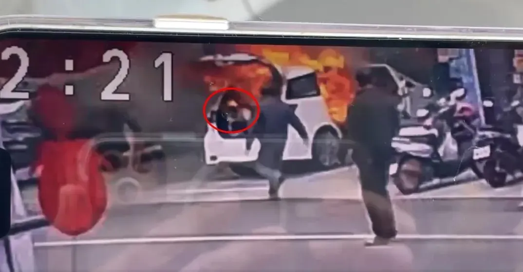 男童自行從後車廂爬出，頭部起火燃燒。（圖／翻攝畫面）