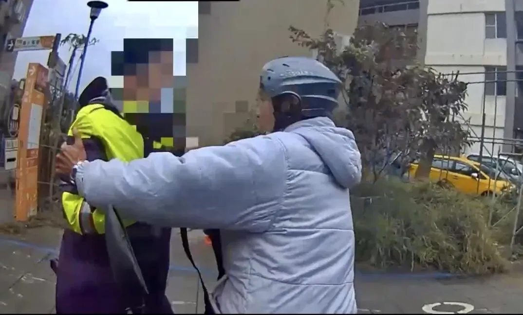 男子聽到員警要再開一張無照駕駛突然暴走。（圖／翻攝畫面）