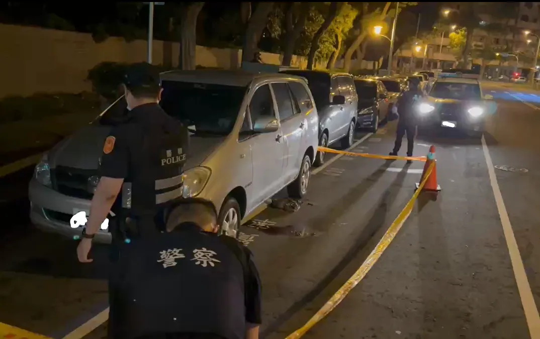 該名男子為何會半夜倒在血泊中，詳細案情仍待警方調查釐清中。（圖／中天新聞）